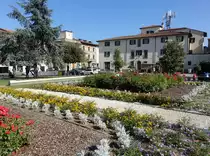 Empoli, Blumenbeete und Gebude an der Piazza della Vittoria (16.06.2019)
