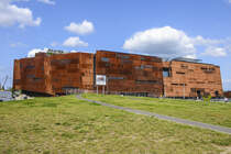 Gdańsk (Danzig) – Europejskie Centrum Solidarności st die im Herbst 2007 vom gleichnamigen Gewerkschaftsbund NSZZ Solidarność und dem polnischen Kulturministerium in Danzig ins Leben gerufene Einheit aus einem Museum ber die Gewerkschaft, ihrem Zentralarchiv, einer Multimedia-Bibliothek sowie einem Bildungszentrum. 
Aufnahme: 13. August 2019.