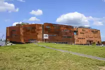 Gdańsk (Danzig) – Europejskie Centrum Solidarności st die im Herbst 2007 vom gleichnamigen Gewerkschaftsbund NSZZ Solidarność und dem polnischen Kulturministerium in Danzig ins Leben gerufene Einheit aus einem Museum ber die Gewerkschaft, ihrem Zentralarchiv, einer Multimedia-Bibliothek sowie einem Bildungszentrum. 
Aufnahme: 13. August 2019.