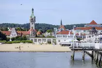 Blick auf Zoppot (Sopot) von der Seebrcke. Links im Bild ist der Turm am Kurpark zu sehen und im Hintergrund die Katholische Garnisonskirche St. Georg zu sehen. Aufnahme: 15. August 2019.