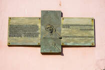 Gedenktafel an Klaus Kinskis Geburtshaus in Zoppot / Sopot. Anfang der 90er ffnete das Caf Kinski seine Tren in dem Geburtshaus. Der Innenraum mit zahlreichen Filmpostern und Bildern behngt. Besucher knnen sich bei einem Drink mit anderen Fans austauschen oder die alten Kinski-Filme auf einer Leinwand ansehen. Aufnahme: 14. August 2019.