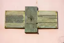 Gedenktafel an Klaus Kinskis Geburtshaus in Zoppot / Sopot. Anfang der 90er ffnete das Caf Kinski seine Tren in dem Geburtshaus. Der Innenraum mit zahlreichen Filmpostern und Bildern behngt. Besucher knnen sich bei einem Drink mit anderen Fans austauschen oder die alten Kinski-Filme auf einer Leinwand ansehen. Aufnahme: 14. August 2019.