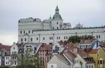 Das Stettiner Schloss (Polnisch: Zamek Książąt Pomorskich w Szczecinie) von der Oder-Brcke an der Hakenterrasse aus gesehen. Das Schloss ist eine ehemalige Residenz der Herzge von Pommern in Stettin.
Aufnahme: 17. August 2019.