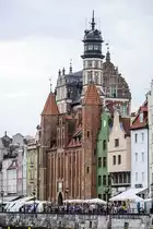 Danzig - Gd�nsk. Blick auf Frauentor (polnisch: Drama Mariacka) an der Mottlau. Nach der starken Zerst�rung im Jahre 1945 wurde es in den Jahren 1958 bis 1961 wiederaufgebaut, um das Arch�ologische Museum zu beherbergen. Aufnahme: 12. August 2019.