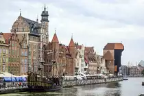 Danzig / Gdansk. Blick auf die Mottlau (Motława) und die Altstadt. Rechts im Bild ist das Krantor zu sehen.
Aufnahme: 12. August 2019.