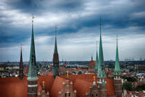 Danzig - Gdnsk. Die Trme der Marienkirche (auf polnisch: Bazylika konkatedralna Wniebowzięcia Najświętszej Maryi Pannyvom) Rechtstdtischen Rathaus aus gesehen. Aufnahme: 12. August 2019.