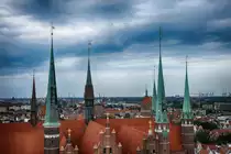 Danzig - Gd�nsk. Die T�rme der Marienkirche (auf polnisch: Bazylika konkatedralna Wniebowzięcia Najświętszej Maryi Pannyvom) Rechtst�dtischen Rathaus aus gesehen. Aufnahme: 12. August 2019.