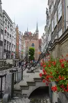 Danzig / Gd�nsk. Die Frauengasse (Ulica Mariacka) ist wie alle historischen Stra�en Danzigs von hohen B�rgerh�usern ges�umt.
Aufnahme: 12. August 2019.