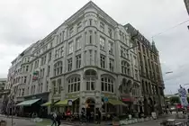 Hamburg am 10.8.2019: erhalten gebliebenes B�rohaus an der Kleine Johannisstra�e/Schauenburgerstra�e. Hier ist versuchsweise f�r eine kurze Zeit der Autoverkehr ausgeschlossen worden, der gewonnene Freiraum ist enorm. Die umstehenden Geb�ude mit ihren noch kleinen Ladenlokalen sind sehr attraktiv und verleiten zum Bummeln /