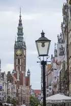 Danzig - Gd�nsk. Rechtst�dtisches Rathaus von der Langgasse (plolnisch Ulica Długa) aus gesehen.
Aufnahme: 12. August 2019.