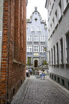 Danzig - Gdansk. Giebelhaus in der Frauengasse (Mariacka). Das Foto ist in der Gasse Dziana aufgenommen. Aufnahme: 12 August 2109.