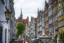 Danzig - Gdansk. Blick in die Frauengasse (polnisch: Mariacka). Mit der kleinen Baumallee wirkt die Gasse intimer als die Knigsroute Lange Gasse. Aufnahme: 12. August 2019.