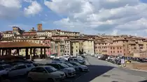 Siena, historische H�user an der Piazza del Mercato (17.06.2019)