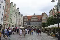 Danzig / Gdansk. Langer Markt (Długi Targ) und Gr�nes Tor (Brama Zielona) im Hintergrund. Das Geb�ude erhielt den Namen �gr�nes Tor�, weil seine Fassade gr�n gestrichen war. Nach Zerst�rung im Zweiten Weltkrieg wurde das Tor wieder aufgebaut. Aufnahme: 12. August 2019.