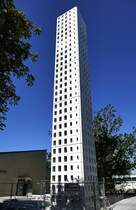 Freiburg, der neuerbaute Glockenturm der Kreuzkirche im Stadtteil Sthlinger, wurde aus fnf Fertigbau-Elementen aus gegossenem Weibeton 21m hoch errichtet, Einweihung im Sept.2019, Aug.2019