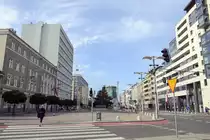 Plac Kaszubski in Gdynia (Gdingen). Die wichtigste Hafenstadt der Zweiten Polnischen Republik wurde in den 1930er Jahren mit �ber 100.000 Einwohnern zur Gro�stadt. W�hrend des Zweiten Weltkriegs wurde das w�hrend dieser Zeit Gotenhafen genannte Gdingen als bedeutender St�tzpunkt der deutschen Kriegsmarine durch britische und US-amerikanische Luftangriffe erheblich zerst�rt. Heute steht Gdynia mit rund 250.000 Einwohnern auf dem zw�lften Rang der gr��ten St�dte Polens.
Aufnahme: 15. August 2019.