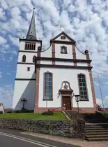 Burgsinn, kath. Pfarrkirche St. Michael, Saalkirche auf kreuzf�rmigem Grundriss, erbaut bis 1803, erweitert im barockisierenden Jugendstil 1907 (27.05.2018)