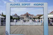 �Instagrammability� an der Mole in Zoppot / Sopot. Im Hintergrund ist das Kurhaus zu sehen. Aufnahme: 15. August 2019.