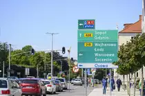 Schilder an der Aleja Grunwaldzka (bis 1945: Danziger Chaussee) im Danziger Ortsteil Oliva - Gdansk Oliwa. Aufnahme: 14. august 2019.