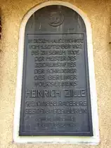 Gedenktafel f�r den Grafiker, Maler und Fotografen Heinrich Zille (*10.1.1858 - +9.8.1929) in Berlin-Charlottenburg, Sophie-Charlotten-Str.88. Zille sch�pfte seine Motive aus dem proletarischen Leben der Berliner. Foto: September 2019