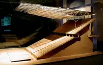 Studie zur Dachkonstruktion f�r den Umbau des Berliner Olympiastadions zur Fussball-WM 2006.  Die 6000 Quadratmeter gro�e Fl�che des Daches besteht aus Verbundsicherheitsglas 20 mm (2 x Teilvorgespanntem Glas 10 mm). Getragen wird das Dach von 20 filigranen, baumf�rmigen St�tzen. Das Foto entstand in einer f�r das breite Publikum �ffentlichen Ausstellung im Deutschen Sportforum. Das Deutsche Sportforum grenzt n�rdlich an das Olympiastadion an. Das Modell war Teil einer Ausstellung welche der Bev�lkerung die anstehenden Umbaupl�ne des Olympiastadions erl�utern sollte.  Foto: Januar 2002