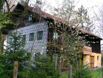 Ein idyllisches H�uschen fristet (noch)sein Dasein; direkt dahinter wachsen schon die Wohnbl�cke bedrohlich nahe heran; 080413