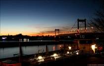 Abendstimmung im Duisport. Im Hintergrund ist die Friedrich-Ebert-Brcke zu sehen, die Duisburg-Ruhrort mit DU-Homberg verbindet. Das Foto ist vom 09.02.2008.