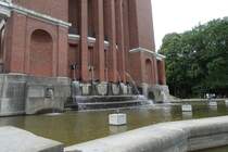 Hamburg am 11.8.2019: Brunnenanlage am Wasserturm im Stadtpark, das ber eine offene Kaskade in das tiefer gelegene Becken flieende Wasser /