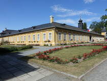 Stahlavy, Schloss Kozel, erbaut im 18. Jahrhunderts als vierflgeliges einstckiges Gebude um einen rechteckigen Innenhof (06.07.2019)