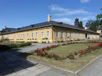 Stahlavy, Schloss Kozel, erbaut im 18. Jahrhunderts als vierfl�geliges einst�ckiges Geb�ude um einen rechteckigen Innenhof (06.07.2019)