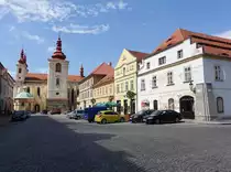 Zatec / Saaz, H�user und Maria Himmelfahrt Kirche am Hostalkovo Namesti (06.07.2019)