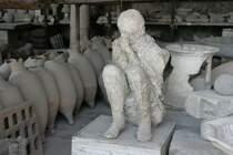 Es ist schon seltsam anhand von 2000 Jahre alten Mumien das Verhalten zwischen Mensch und Tier zu sehen. Wir Menschen neigen dazu instinktiv unser Gesicht vor der Gefahr zu sch�tzen...