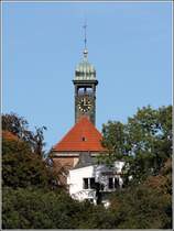 Hamburg-Ottensen. Blick von der Elbe auf den Turm der 1738 erbauten Christianskirche. Die Kirche ist benannt nach Christian VI., dem Knig von Dnemark und Norwegen, dem damaligen Landesherrn von Altona. 07.10.2019