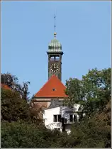 Hamburg-Ottensen. Blick von der Elbe auf den Turm der 1738 erbauten Christianskirche. Die Kirche ist benannt nach Christian VI., dem K�nig von D�nemark und Norwegen, dem damaligen Landesherrn von Altona. 07.10.2019