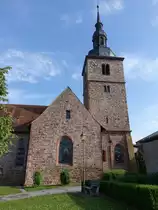 Diebach, kath. Pfarrkirche St. Georg, kreuzf�rmiger Bau mit eingezogenem Chor und Chorturm mit Welscher Haube, erbaut im 13. Jahrhundert, 1923 nach Westen verl�ngert (27.05.2018)