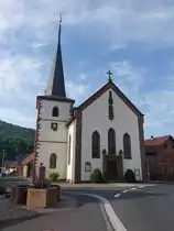 Obererthal, Katholische Filialkirche St. Antonius, Saalbau mit eingezogenem Chor und Ostturm mit Spitzhelm, erbaut 1865, Kirchturm von 1481 (27.05.2019)