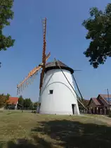 Kiskundorozsma, Windm�hle in der Szelmalom Utca, erbaut 1821 (24.08.2019)