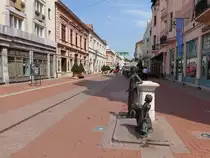 Szeged, Figurengruppe und Geb�ude in der Karasz Utca (24.08.2019)