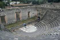 In dem etwas kleineren Odeontheater wurden �berwiegend musikalische Darbietungen und Dichtkunst vorgetragen. Pompeji, 29.03.2008
