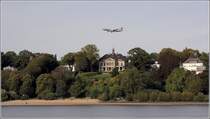 Hamburg. Exquisite Wohnlage an der Elbchaussee in der Einflugschneise zum Airbus-Werk Finkenwerder. 07.10.2019