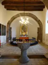 Sonder Hygum, Chor mit Altar und Taufstein in der Ev. Kirche (21.07.2019)