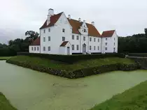 Rodding, Schloss Sonderskovgard, der von einem Graben umgebene Herrensitz aus Backstein wurde um 1620 f�r Thomas Juel erbaut (21.07.2019)