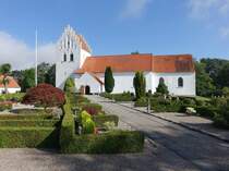 Orsted, romanische Sankt Jorgen Kirche, erbaut um 1150 aus Feldstein (23.07.2019)