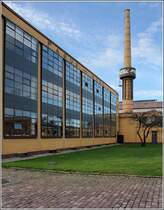 Alfeld (Leine). Das Fagus-Werk wurde 1911 von Walter Gropius, dem spteren Grndungsdirektor des Bauhauses, und dessen Mitarbeiter Adolf Meyer entworfen. Bereits 1946 wurde die Fabrikanlage von den britischen Besatzern unter Denkmalschutz gestellt, seit 2011 gehrt die Fabrik-Anlage zum UNESCO-Weltkulturerbe. Hier ist die Nordostfront zu sehen. 18.10.2019
https://www.fagus-werk.com/de/