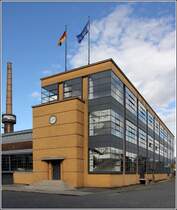 Alfeld (Leine). Das Fagus-Werk wurde 1911 von Walter Gropius, dem spteren Grndungsdirektor des Bauhauses, und dessen Mitarbeiter Adolf Meyer entworfen. Bereits 1946 wurde die Fabrikanlage von den britischen Besatzern unter Denkmalschutz gestellt, seit 2011 gehrt die Fabrik-Anlage zum UNESCO-Weltkulturerbe. Hier ist Sdostflgel zu sehen. 18.10.2019
https://www.fagus-werk.com/de/