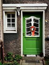 Siedlung Margarethenhhe. Die Margarethenhhe ist die wohl bekannteste Gartenstadt-Siedlung im Ruhrgebiet. Sie geht zurck auf eine Stiftung von Margarethe Krupp. Der Bau erfolgte in mehreren Etappen von 1909 bis 1934 nach den Plnen von Georg Metzendorf. Kennzeichnend fr die Bauabschnitte von 1909 bis 1918 ist die Kombination von Typisierung der Bauform und Individualisierung im gestalterischen Detail. Letzteres soll hier an einer Auswahl von Hauseingngen beispielhaft dargestellt werden. - Nheres zur Siedlung unter www.route-industriekultur.de/themenrouten/arbeitersiedlungen/margarethenhoehe.html 