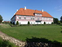 Hundslund, Herrensitz Aakaer, dreiflgeliger Herrensitz aus Fachwerk, erbaut im 17. Jahrhundert (24.07.2019)