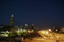 Messehalle und Messeturm in der Abenddmmerung.Mit Langzeitbelichtung.