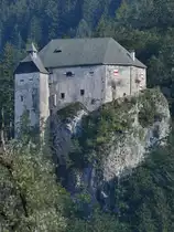 Das auf einem steil aufsteigenden Felsen etwa 200 Meter �ber der Talsohle des Oberen Drautals errichtete Schloss Stein. (Dellach, August 2019)