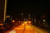 Blick von der Fussg�ngerbr�cke neben Messehalle 9 auf Richtung Stadtzentrum.Mit Langzeitbelichtung.